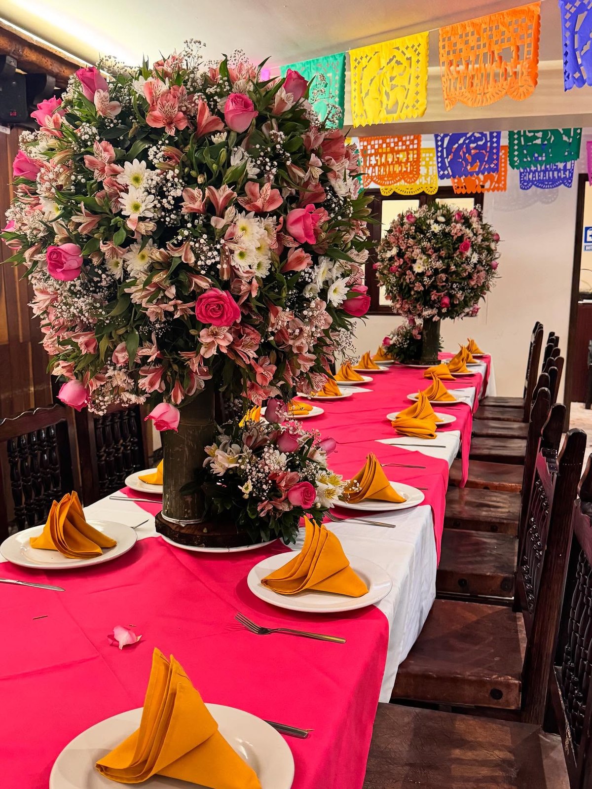 Salón con arreglos florales
